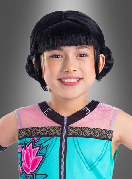 Ein lächelndes Kind mit schwarzen Zöpfen, das die KPop Kinder-Perücke „Zoey Original“ trägt, posiert vor einem grauen Hintergrund mit Farbverlauf in einem bunten, ärmellosen Oberteil mit einem rosa Lotusblumenmuster.