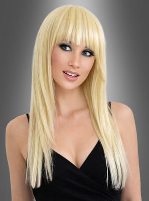 Eine Frau mit langen, glatten blonden Haaren und Pony, die ein schwarzes, ärmelloses Oberteil trägt, posiert vor einem grauen Hintergrund mit Farbverlauf und unterstreicht damit den Reiz der „Glamour Perücken lang mit Pony“.