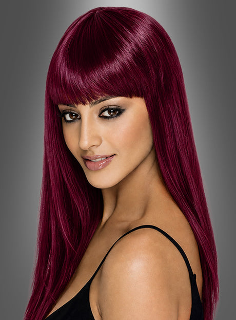 Eine Frau mit langen, glatten, dunkelmagentafarbenen Haaren und einem geraden Pony, die ein ärmelloses schwarzes Oberteil trägt und vor einem grauen Hintergrund mit Farbverlauf posiert – ein lässiger Look, inspiriert von der „Glamour Perücken lang mit Pony“-Kollektion in Braun- oder Blondtönen.