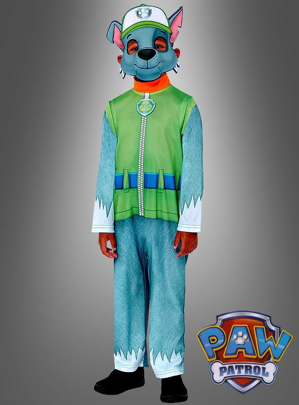 Ein Kind trägt das Rocky-Kostüm aus „Paw Patrol“ – bestehend aus einem grünen Ganzkörperanzug und einer passenden Maske – und steht vor einem grauen Hintergrund mit Farbverlauf, auf dem in der Ecke das „PAW Patrol“-Logo zu sehen ist. Dieses Rocky-Kostüm aus „Paw Patrol“ ist ideal für junge Fans, die sich darauf freuen, sich stilvoll dem Rettungsteam anzuschließen.