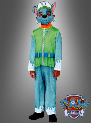 Ein Kind trägt das Rocky-Kostüm aus „Paw Patrol“ – bestehend aus einem grünen Ganzkörperanzug und einer passenden Maske – und steht vor einem grauen Hintergrund mit Farbverlauf, auf dem in der Ecke das „PAW Patrol“-Logo zu sehen ist. Dieses Rocky-Kostüm aus „Paw Patrol“ ist ideal für junge Fans, die sich darauf freuen, sich stilvoll dem Rettungsteam anzuschließen.
