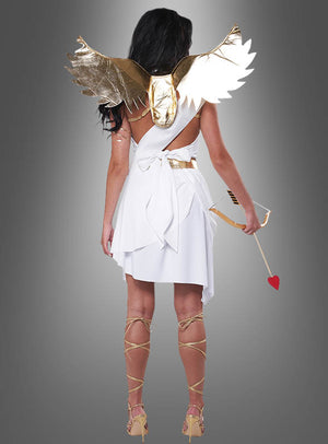 Eine Person, die von hinten als Amor verkleidet ist und das Kostüm „Sexy Liebesgöttin mit Flügel“ (Neckholder) mit goldenen Flügeln, einem weißen Kleid und goldenen Riemchensandalen trägt sowie einen Bogen mit einem Pfeil mit Herzspitze in der Hand hält, vor einem grauen Hintergrund.