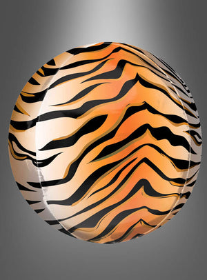 Ein rundes Objekt mit einem orangefarbenen, schwarzen und beigen Tigerstreifenmuster auf grauem Hintergrund mit Farbverlauf, das an den „Tiger Folienballon Orbz“ (Kugel oder Scheibe) erinnert – ideal als Dekoration für Kindergeburtstage.