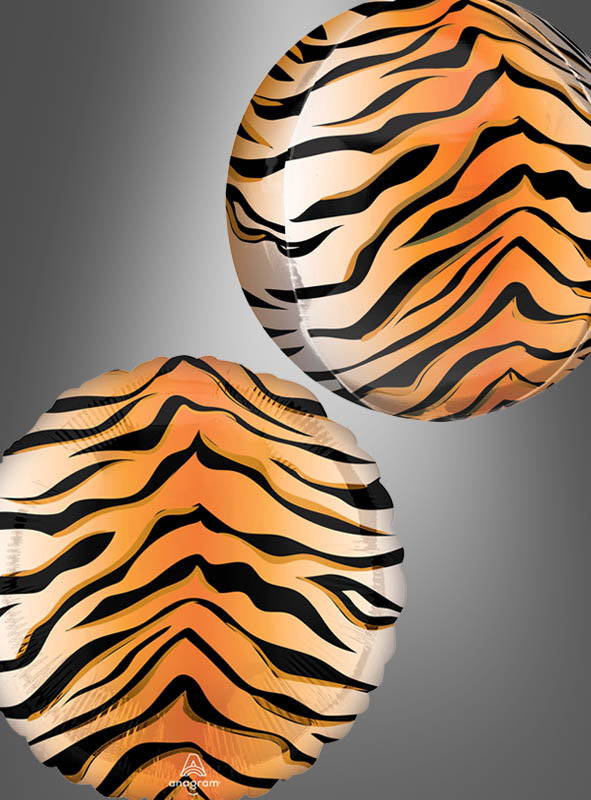 Zwei runde „Tiger Folienballon Orbz“ – entweder in Kugel- oder Scheibenform – mit leuchtend orange-schwarzen Tigerstreifen schweben vor einem grauen Hintergrund und sind damit der perfekte Blickfang für jede Kindergeburtstagsdekoration. Diese stilvollen Designs verleihen Ihrer Festdekoration eine auffällige Note.