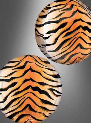 Zwei runde „Tiger Folienballon Orbz“ – entweder in Kugel- oder Scheibenform – mit leuchtend orange-schwarzen Tigerstreifen schweben vor einem grauen Hintergrund und sind damit der perfekte Blickfang für jede Kindergeburtstagsdekoration. Diese stilvollen Designs verleihen Ihrer Festdekoration eine auffällige Note.