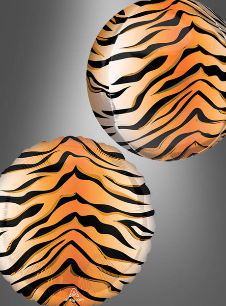 Zwei runde „Tiger Folienballon Orbz“ – entweder in Kugel- oder Scheibenform – mit leuchtend orange-schwarzen Tigerstreifen schweben vor einem grauen Hintergrund und sind damit der perfekte Blickfang für jede Kindergeburtstagsdekoration. Diese stilvollen Designs verleihen Ihrer Festdekoration eine auffällige Note.