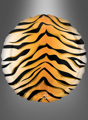 Der Tiger-Folienballon „Orbz“ (Kugel oder Scheibe) besticht durch einen leuchtend gelben und orangefarbenen Hintergrund mit markanten schwarzen Tigerstreifen und eignet sich daher ideal als auffällige Dekoration für Kindergeburtstage. Vor einem grauen Farbverlauf heben sich die leuchtenden Farben und das verspielte Design des Ballons wunderbar ab.