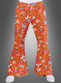Eine Person trägt die „Bunte Schlaghose Martin für Herren“ in leuchtendem Orange mit einem auffälligen Paisley- und Blumenmuster, das an ein Kostüm aus den 70er Jahren erinnert, und steht vor einem grauen Hintergrund.
