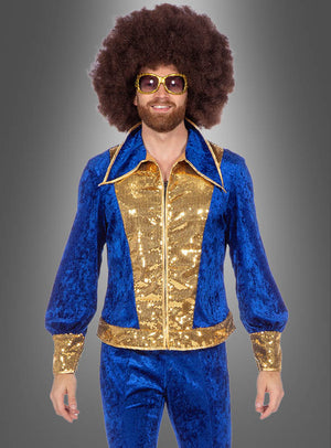 Ein Mann, der den „Glitzer Disco Anzug blau-gold“ trägt – einen schillernden Disco-Anzug aus blauem Samt und goldenen Pailletten mit ausgestellten Ärmeln –, dazu eine goldene Sonnenbrille und eine große braune Afro-Perücke. Dieses auffällige 70er-Jahre-Kostüm hebt sich deutlich von einem grauen Hintergrund mit Farbverlauf ab.