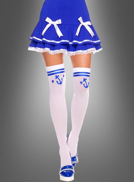 Eine Person trägt einen blauen Rock mit weißen Schleifen, Overknee-Strümpfe von Matrosin mit blauen Ankermotiven und blaue Pumps mit weißen Akzenten und steht vor einem grauen Hintergrund – perfekt gestylt für jede Karneval-Zubehör-Kollektion.