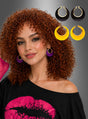 Eine Frau mit lockigem rotem Haar trägt ein schwarzes Oberteil mit einem rosa Lippenprint und lila Creolen, während neben ihr drei Paare „Vintage Ohrringe in verschiedenen Farben“ von Rockabilly Accessoires – hier in Schwarz und Gelb abgebildet – präsentiert werden, die jede 50er-Jahre-Kostüm perfekt ergänzen.