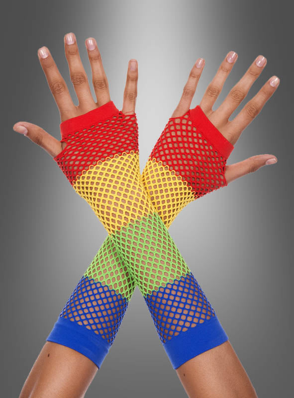 Zwei an den Handgelenken gekreuzte Hände, die bunte Regenbogen-Netzhandschuhe mit kräftigen roten, gelben, grünen und blauen Abschnitten tragen – auffällige Regenbogen-Netzhandschuhe –, vor einem grauen Hintergrund mit Farbverlauf.