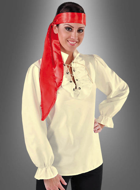 Eine Person, die eine cremefarbene Piratenbluse für Damen mit Schnürung und ein rotes Satin-Stirnband trägt, steht vor einem grauen Hintergrund mit Farbverlauf.
