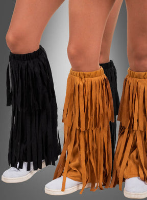 Ein zusammengesetztes Bild, auf dem drei Beinpaare zu sehen sind, die die Beinwärmer „Hippie Stulpen mit Fransen“ aus Kunstwildleder in Schwarz und Hellbraun tragen, stilvoll kombiniert mit weißen Sneakern, was an Boho- und Festivalmode erinnert.