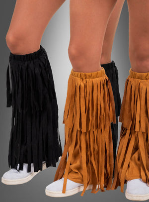 Ein zusammengesetztes Bild, auf dem drei Beinpaare zu sehen sind, die die Beinwärmer „Hippie Stulpen mit Fransen“ aus Kunstwildleder in Schwarz und Hellbraun tragen, stilvoll kombiniert mit weißen Sneakern, was an Boho- und Festivalmode erinnert.