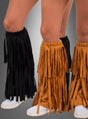 Ein zusammengesetztes Bild, auf dem drei Beinpaare zu sehen sind, die die Beinwärmer „Hippie Stulpen mit Fransen“ aus Kunstwildleder in Schwarz und Hellbraun tragen, stilvoll kombiniert mit weißen Sneakern, was an Boho- und Festivalmode erinnert.