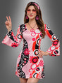 Eine Frau, die das rosa „Hippie-Kleid“ mit den Accessoires „Dream Circles“ trägt und dazu ein passendes Stirnband sowie Schmuck mit Peace-Zeichen kombiniert hat, posiert mit ausgestrecktem Peace-Zeichen vor einem grauen Hintergrund mit Farbverlauf – damit ist dies das ideale Mottoparty-Outfit für jede Veranstaltung im Retro-Stil.