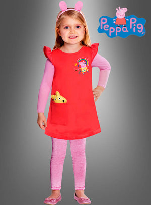 Ein kleines Mädchen trägt das rote Peppa-Pig-Kleid für Kinder mit Regenbogenmuster und gelbem Aufnäher, dazu rosa Leggings, rosa Schuhe und ein rosa Stirnband mit Ohren – ein ideales Karnevalskostüm für Kinder. Im Hintergrund ist das Peppa-Pig-Logo zu sehen.