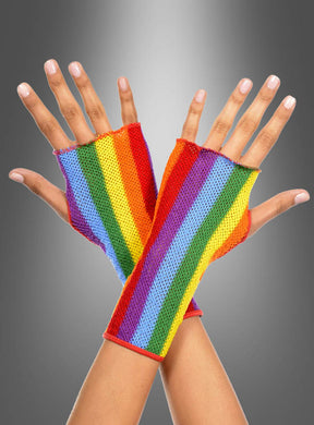 Zwei an den Handgelenken gekreuzte Hände tragen die „Fingerlose Armstulpen Rainbow“ und präsentieren einen farbenfrohen Regenbogen-Look vor einem grauen Hintergrund mit Farbverlauf.