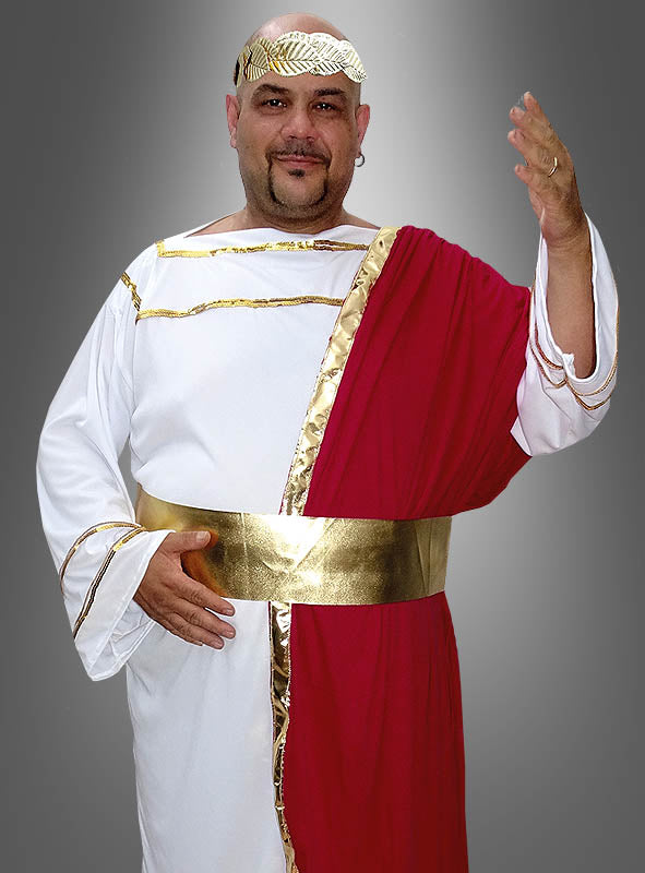 Ein Mann, der die „Caesar Römische Toga“ in Weiß und Rot mit goldener Borte und einer dazu passenden goldenen Kopfbedeckung trägt, steht vor einem grauen Hintergrund und hebt eine Hand.