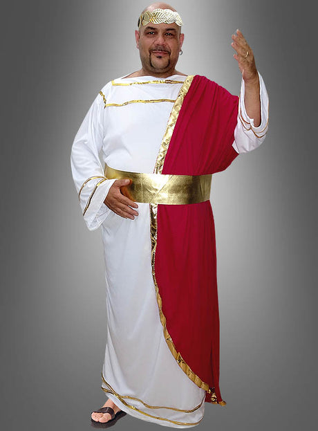 Ein Mann, der die „Caesar Römische Toga“ trägt – aus weißem Stoff mit goldener Borte, einer roten Schärpe, einem goldenen Gürtel und einem goldenen Kopfschmuck –, steht vor einem grauen Hintergrund und hat eine Hand erhoben. Diese beeindruckende „Caesar Römische Toga“ ist eine hervorragende Wahl unter den Herrenkostümen in Übergröße für alle, die ein authentisches römisches Erscheinungsbild anstreben.