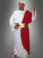 Ein Mann, der die „Caesar Römische Toga“ trägt – aus weißem Stoff mit goldener Borte, einer roten Schärpe, einem goldenen Gürtel und einem goldenen Kopfschmuck –, steht vor einem grauen Hintergrund und hat eine Hand erhoben. Diese beeindruckende „Caesar Römische Toga“ ist eine hervorragende Wahl unter den Herrenkostümen in Übergröße für alle, die ein authentisches römisches Erscheinungsbild anstreben.