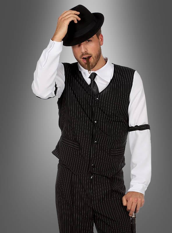 Ein Mann in einem Nadelstreifenanzug und einem Fedora posiert mit einer Zigarre im Mund und hält seinen Hut vor einem grauen Hintergrund mit Farbverlauf – ein lässiges Mafia-Outfit für Herren, inspiriert vom legendären Kostüm des Gangsterbosses Al Capone aus den 20er Jahren.