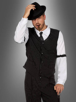 Ein Mann in einem Nadelstreifenanzug und einem Fedora posiert mit einer Zigarre im Mund und hält seinen Hut vor einem grauen Hintergrund mit Farbverlauf – ein lässiges Mafia-Outfit für Herren, inspiriert vom legendären Kostüm des Gangsterbosses Al Capone aus den 20er Jahren.