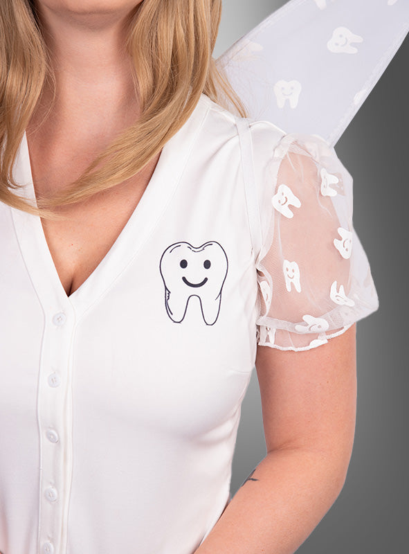 Eine Person trägt das „Deluxe Zahnfee-Kostüm für Damen“, bestehend aus einer weißen Bluse mit einem lächelnden Zahnmotiv und transparenten Ärmeln, die mit kleinen Zahnmustern verziert sind; Feenflügel im Hintergrund runden diesen bezaubernden Look ab und machen ihn perfekt für jeden Anlass.