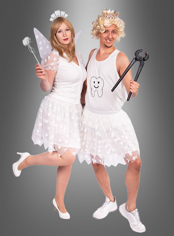 Zwei Erwachsene, gekleidet als Zahnfeen in strahlend weißen „Deluxe Zahnfee-Kostüm Damen“-Outfits; die eine hält einen Zauberstab in der Hand, die andere eine große Zange. Beide tragen Kronen und stehen vor einem grauen Hintergrund – so entsteht das perfekte „Zahnfee-Kostüm-Komplettset“ für einen bezaubernden Look.