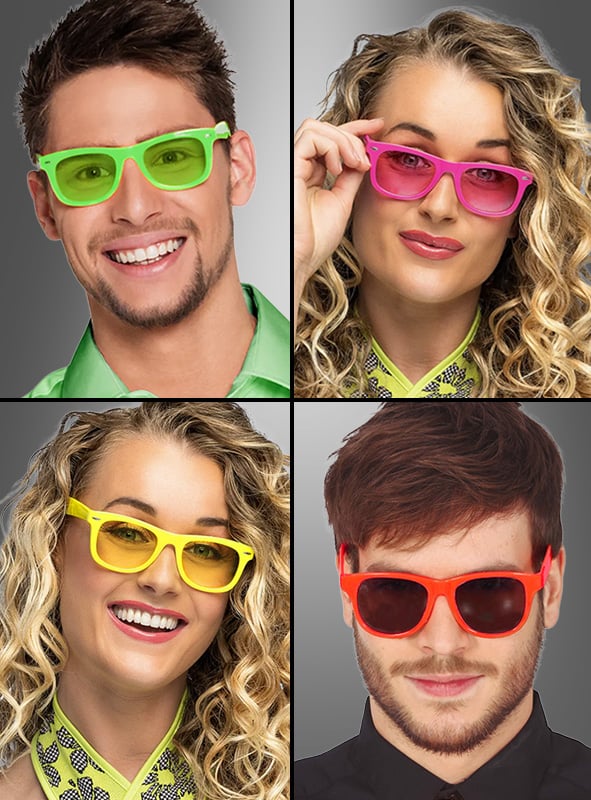 Vier Personen, die Party-Sonnenbrillen in verschiedenen Farben tragen – grün, pink, gelb und orange –, lächeln vor neutralem Hintergrund. Diese farbenfrohen Sonnenbrillen verleihen jeder Feier eine verspielte Note.