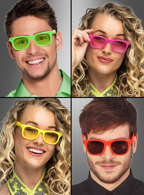 Vier Personen, die Party-Sonnenbrillen in verschiedenen Farben tragen – grün, pink, gelb und orange –, lächeln vor neutralem Hintergrund. Diese farbenfrohen Sonnenbrillen verleihen jeder Feier eine verspielte Note.