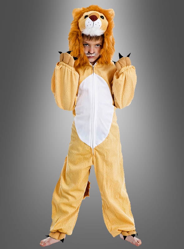 Ein Kind, das ein Löwenkostüm für Kinder mit einer Kapuze in Form eines Löwengesichts trägt und barfuß vor einem schlichten grauen Hintergrund steht.