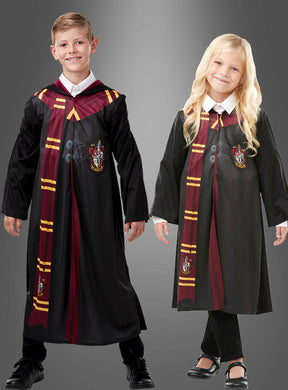 Vor einem schlichten grauen Hintergrund stehen zwei Kinder, die jeweils das bedruckte Harry-Potter-Gryffindor-Kostüm tragen. Ihre schwarzen Roben und gestreiften Schals entsprechen dem authentischen Hogwarts-Schüler-Look aus der berühmten Serie und geben den ikonischen Gryffindor-Uniform-Stil für Kinder perfekt wieder.