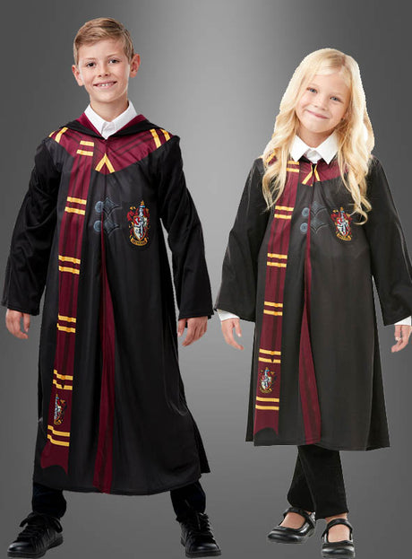Vor einem schlichten grauen Hintergrund stehen zwei Kinder, die jeweils das bedruckte Harry-Potter-Gryffindor-Kostüm tragen. Ihre schwarzen Roben und gestreiften Schals entsprechen dem authentischen Hogwarts-Schüler-Look aus der berühmten Serie und geben den ikonischen Gryffindor-Uniform-Stil für Kinder perfekt wieder.