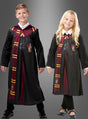Vor einem schlichten grauen Hintergrund stehen zwei Kinder, die jeweils das bedruckte Harry-Potter-Gryffindor-Kostüm tragen. Ihre schwarzen Roben und gestreiften Schals entsprechen dem authentischen Hogwarts-Schüler-Look aus der berühmten Serie und geben den ikonischen Gryffindor-Uniform-Stil für Kinder perfekt wieder.