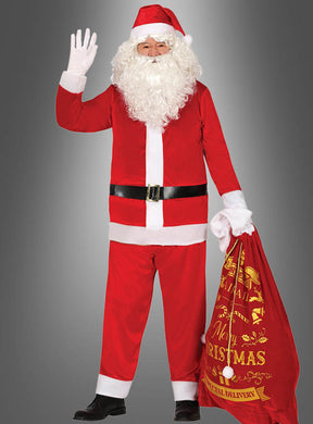 Eine Person trägt das preiswerte Weihnachtsmannkostüm, das auch als Nikolauskostüm bekannt ist, winkt und hält einen großen roten Sack mit der Aufschrift „Merry Christmas“ sowie festlichen Motiven darauf in der Hand und steht vor einem schlichten grauen Hintergrund.