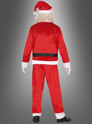 Eine Person in einem preiswerten Weihnachtsmannkostüm steht mit dem Rücken zur Kamera vor einem grauen Hintergrund mit Farbverlauf.