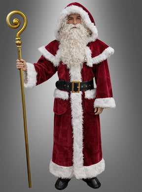Eine Person trägt den „Hochwertiger Weihnachtsmann Mantel waschbar“ – einen roten Samtmantel mit weißer Borte –, hält einen goldenen Stab in der Hand und steht vor einem schlichten grauen Hintergrund.