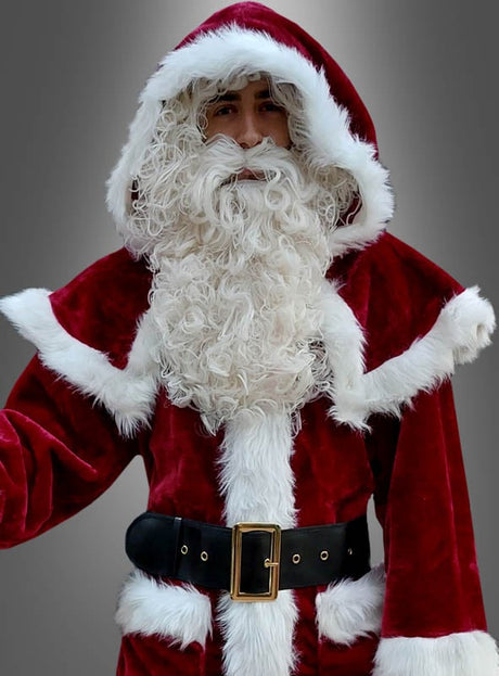 Eine Person trägt ein rotes Nikolauskostüm mit weißer Borte, einen lockigen weißen Bart und einen schwarzen Gürtel und präsentiert den „Hochwertigen, waschbaren Weihnachtsmann-Mantel“, während sie vor einem grauen Hintergrund steht.