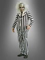 Eine Person, die das Original-Beetlejuice-Herrenkostüm trägt – bestehend aus einem schwarz-weiß gestreiften Anzug, wildem weißem Haar, blassem Make-up und schwarzen Schuhen –, steht vor einem grauen Hintergrund und verkörpert damit perfekt den kultigen Halloween-Look.