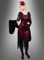 Eine Person, die das „Halbarm 20er Jahre Retro Kleid Francis“ trägt – ein Kleid im Stil der 1920er Jahre, verziert mit schimmernden Details, die an ein klassisches Paillettenkleid erinnern –, ergänzt durch eine lange Perlenkette, ein Stirnband mit einer roten Feder, einen schwarzen Schal und schwarze Schuhe, vor einem grauen Hintergrund mit Farbverlauf.