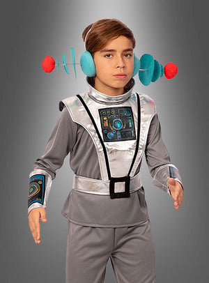 Ein Kind im „Spaceboy Alien Junge“-Kostüm, das sich durch ein grau-silbernes Design mit blauen Ohrbedeckungen und futuristischen Einsätzen auszeichnet, steht vor einem grauen Hintergrund und verkörpert damit perfekt den fantasievollen Stil des Outfits.