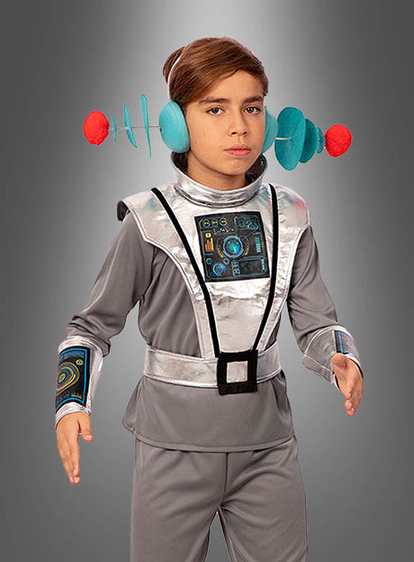 Ein Kind im „Spaceboy Alien Junge“-Kostüm, das sich durch ein grau-silbernes Design mit blauen Ohrbedeckungen und futuristischen Einsätzen auszeichnet, steht vor einem grauen Hintergrund und verkörpert damit perfekt den fantasievollen Stil des Outfits.