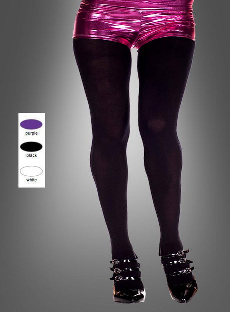 Eine Person trägt glänzende lila Shorts, blickdichte XXL-Strumpfhosen und schwarze Schuhe mit hohen Absätzen und Schnallen. Auf der linken Seite zeigt eine Farbpalette die Farben Lila, Schwarz und Weiß – perfekt für alle, die auf der Suche nach blickdichten XXL-Strumpfhosen oder trendigen Strumpfhosen für Männer sind.
