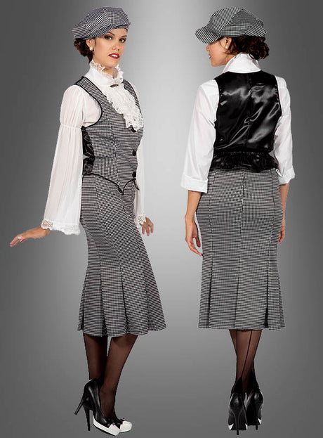 Eine Frau präsentiert das Damenkostüm „Polly“ im Stil der „Roaring 20er Jahre“ – ein Vintage-Rockanzug mit schwarz-weißem Karomuster, dazu eine passende Weste, eine weiße Bluse und ein passender Hut –, das vor einem grauen Hintergrund sowohl von vorne als auch von hinten zu sehen ist. Dieses Ensemble ist ideal für alle, die ein authentisches Kostüm im Stil der 20er Jahre oder ein schickes Gangster-Kostüm für Damen suchen.