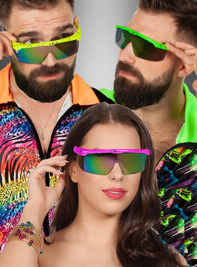 Drei Personen, die neonfarbene, verspiegelte „Neon Partybrille mit Farbverlauf“-Sonnenbrillen und bunte, gemusterte Kostüme im Stil der 80er und 90er Jahre tragen, posieren vor einem grauen Hintergrund und strahlen echten Festival-Style aus.