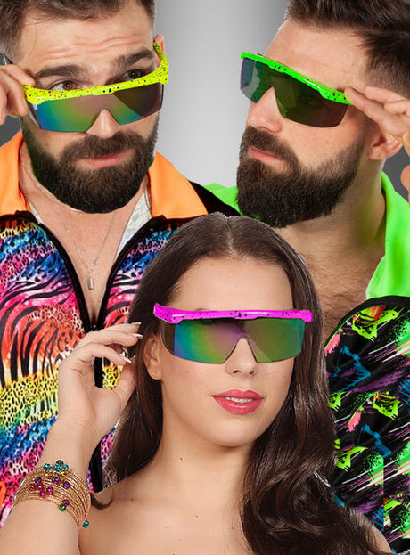 Drei Personen, die neonfarbene, verspiegelte „Neon Partybrille mit Farbverlauf“-Sonnenbrillen und bunte, gemusterte Kostüme im Stil der 80er und 90er Jahre tragen, posieren vor einem grauen Hintergrund und strahlen echten Festival-Style aus.