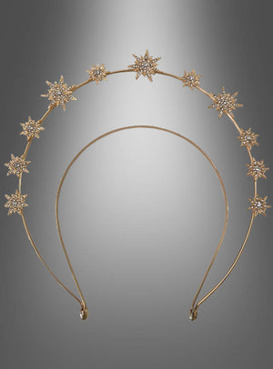 Das Haarband „Sterne aus Metall“ ist ein goldfarbenes Haarband, das mit zahlreichen sternförmigen Verzierungen geschmückt ist, die in einem halbkreisförmigen Muster vor einem grauen Hintergrund mit Farbverlauf angeordnet sind.