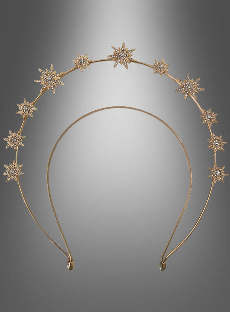 Das Haarband „Sterne aus Metall“ ist ein goldfarbenes Haarband, das mit zahlreichen sternförmigen Verzierungen geschmückt ist, die in einem halbkreisförmigen Muster vor einem grauen Hintergrund mit Farbverlauf angeordnet sind.